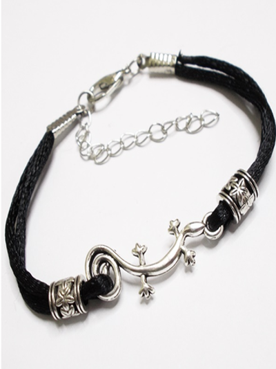 Браслет амулет на руку "Ящерица", красная, черная нить с застежкой.