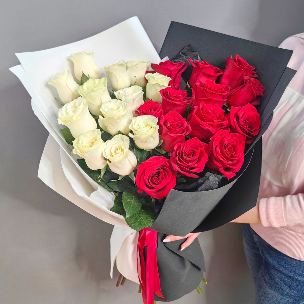 Букет из 25 белых и красных роз (Эквадор 60 см)