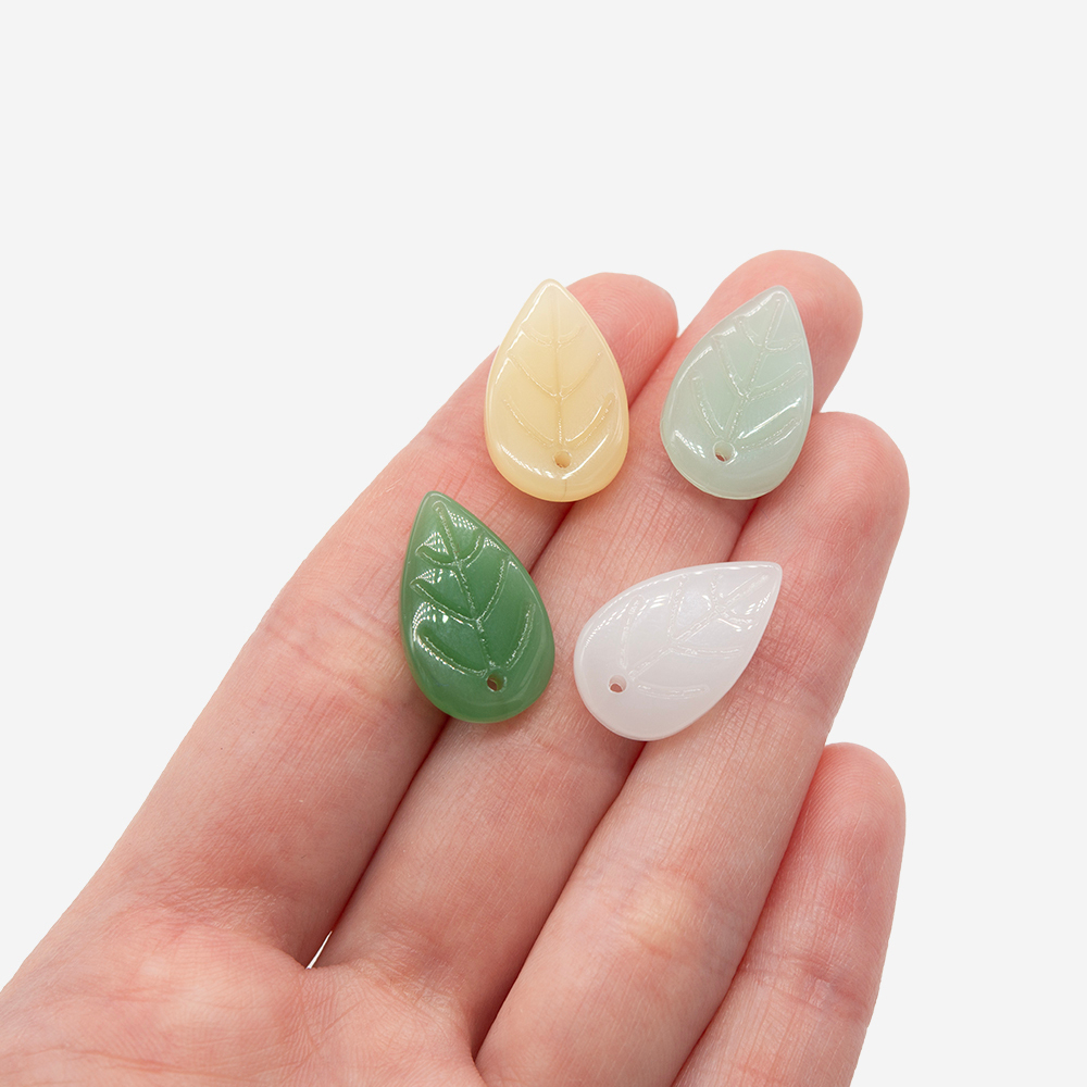 Подвеска резная "Листочек", 18*11мм, зеленая коралловая пудра