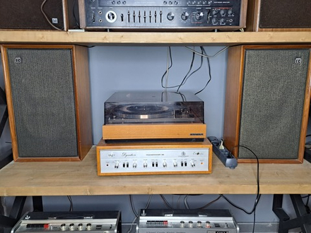 Комплект: проигрыватель Grundic, усилитель и колонки Dunatron