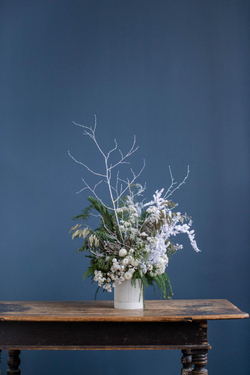 Композиция в бетонном кашпо белая