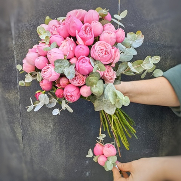 Букет невесты и бутоньерка с кустовыми пионовидными розами "Силва Пинк" и эвкалиптом