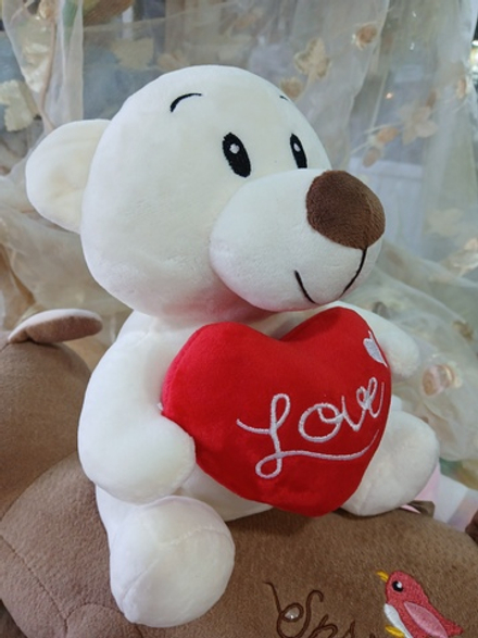 Медвежонок с красным сердцем, 24 см, сидит