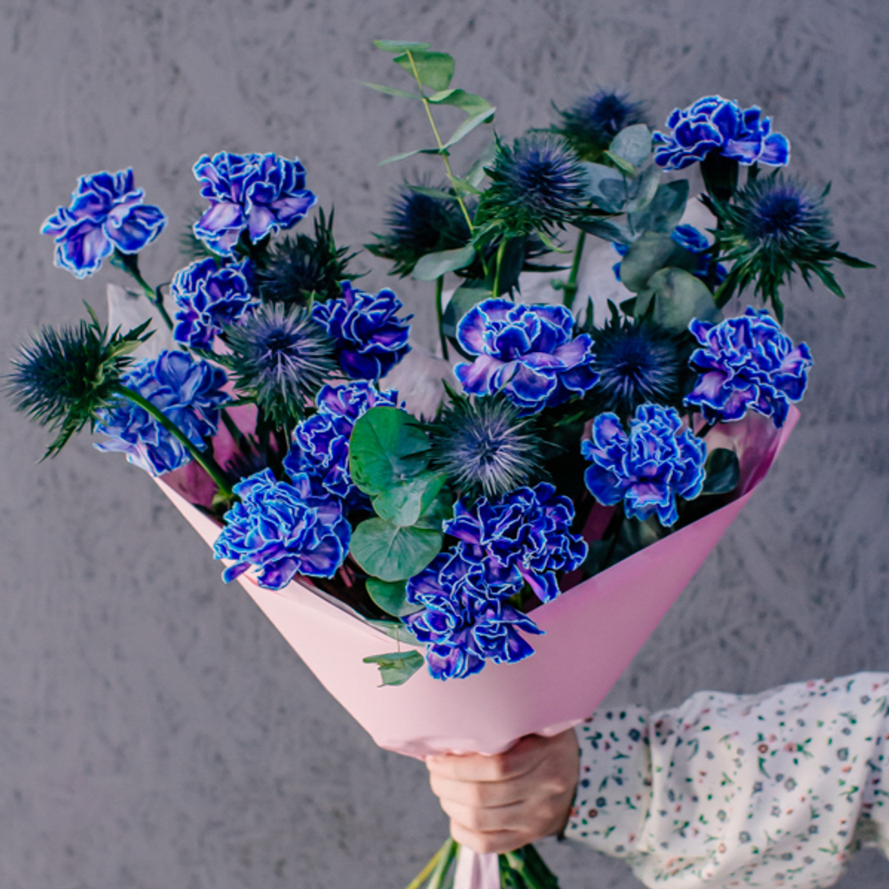 82. Элегантный стойкий синий букет с диантусами и эрингиумом