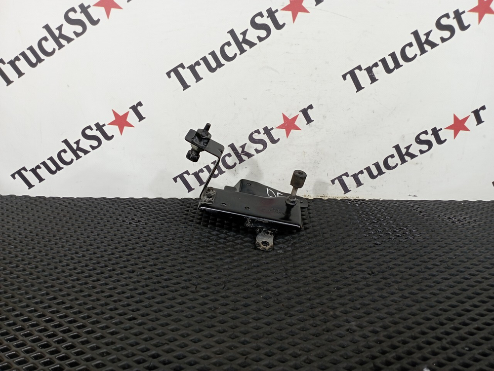 Кронштейн замка капота правый