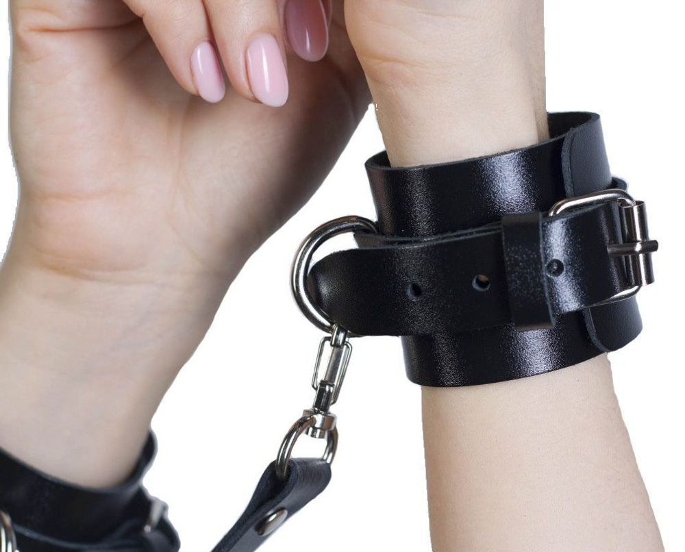 Черные кожаные наручники с соединением на карабинах
