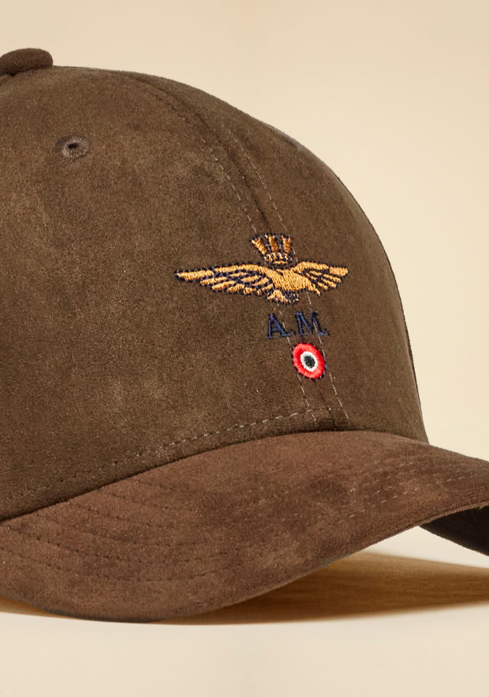 Бейсболка с эффектом замши