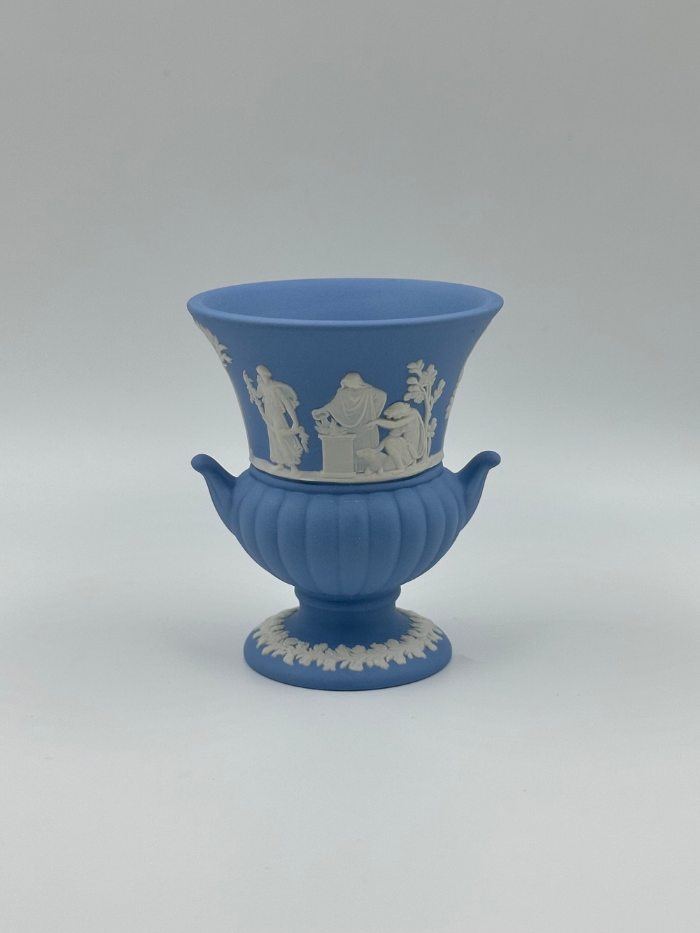 Ваза голубая Wedgwood