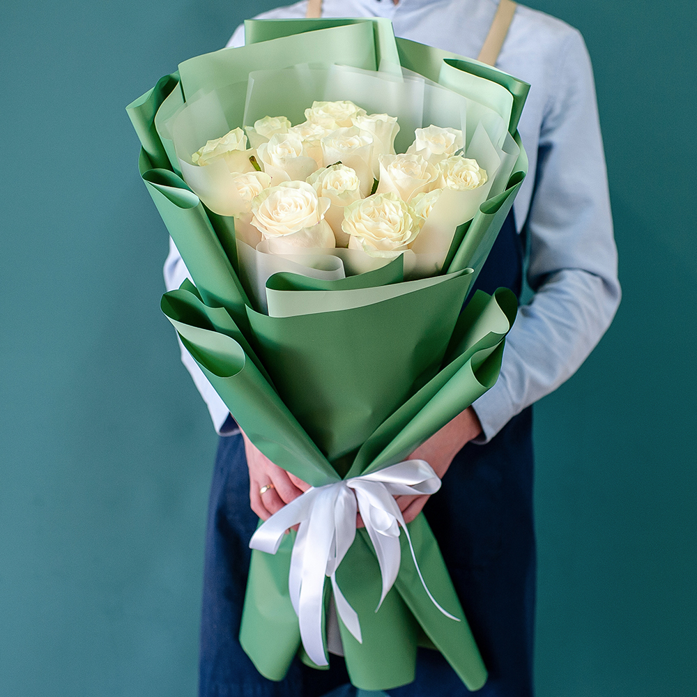 15 роз Мондиаль в зеленой упаковке