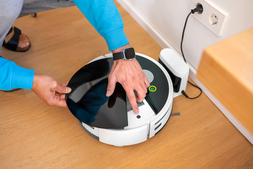 Pобот-пылесос для влажной уборки с роликовой щеткой RVF 7