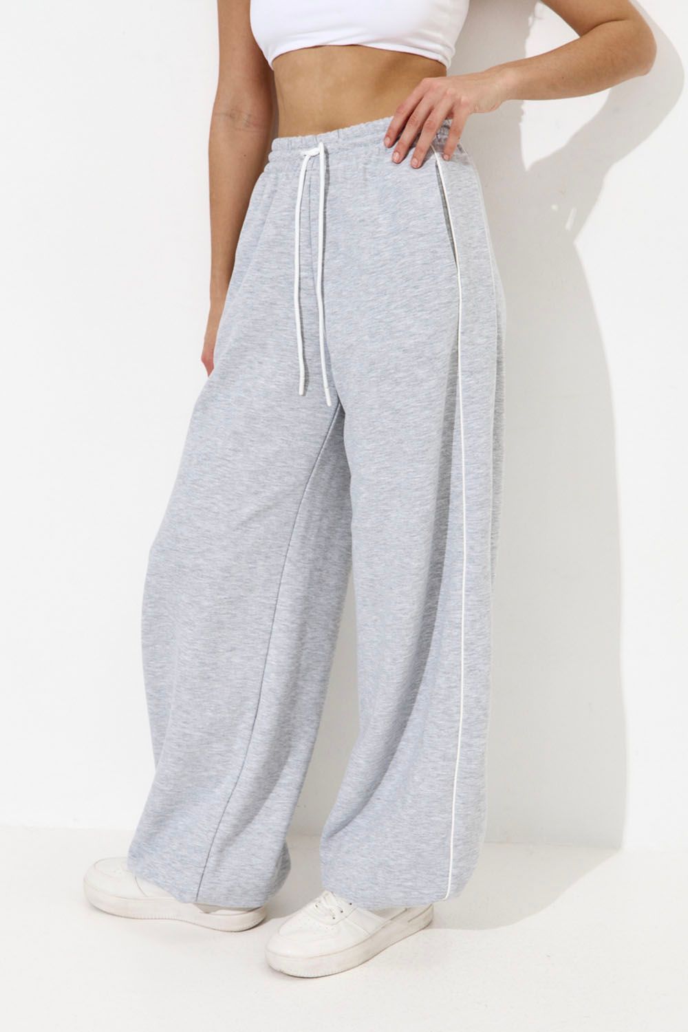 Широкие джоггеры без начеса с кантом цвета серый меланж