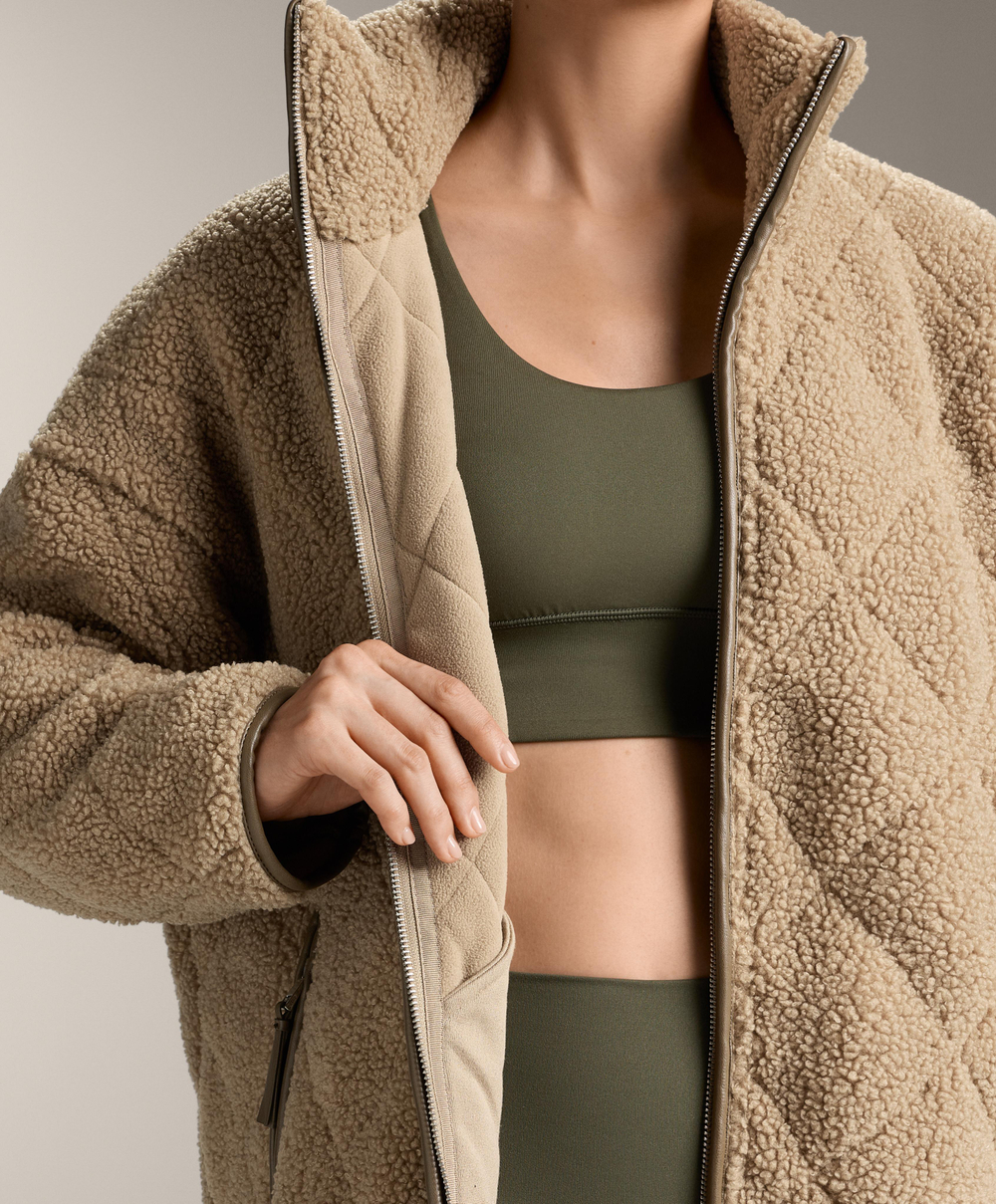 Oysho Стеганая куртка из искусственной овчины в ромбы, бежево-зеленый