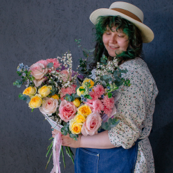 148. Милый радостный букет с пионовидными розами