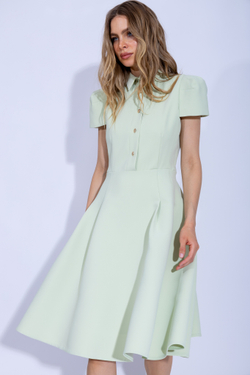 Женское изящное салатовое платье с пуговицами