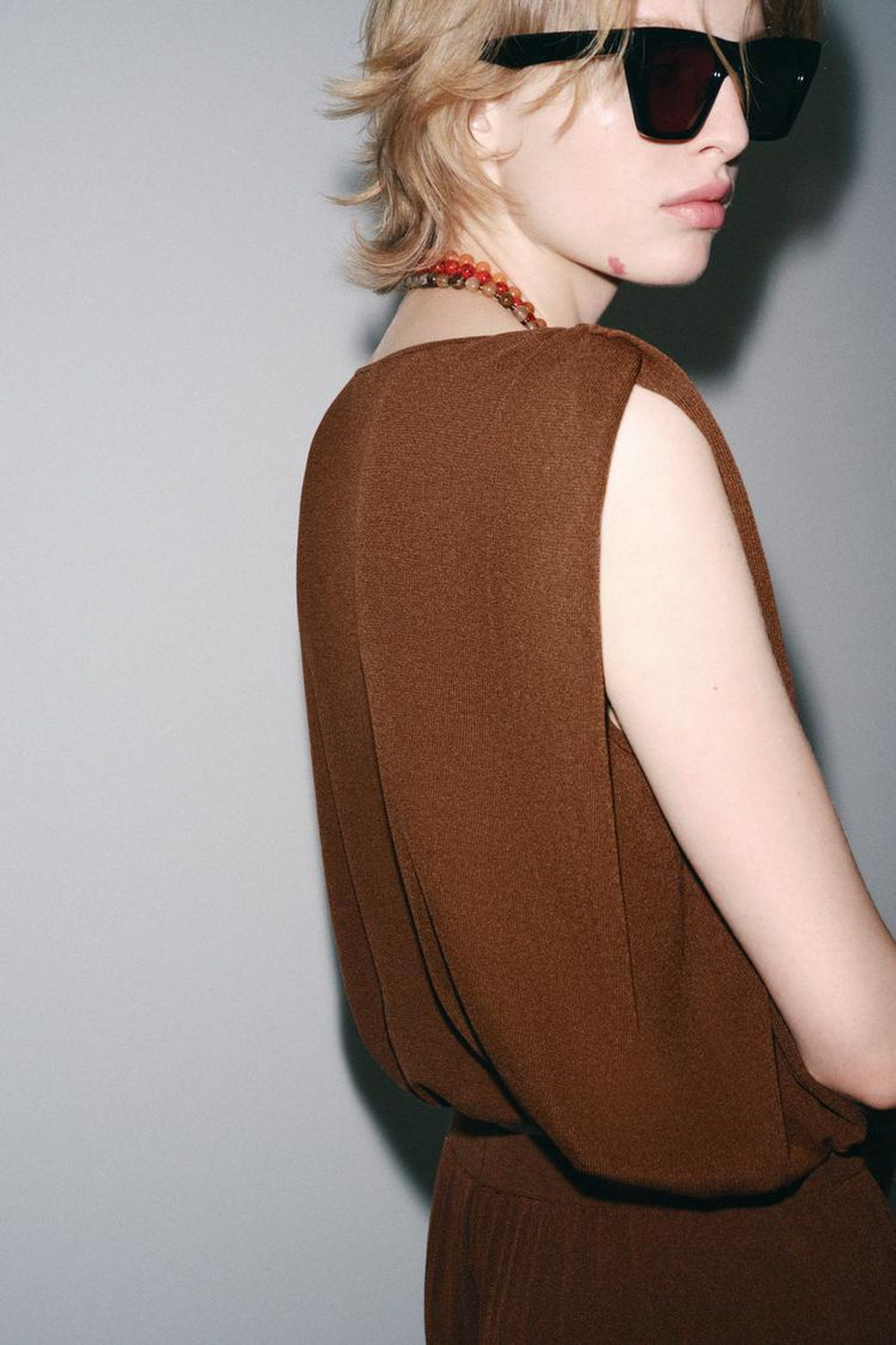 ZARA ТРИКОТАЖНЫЙ ТОП С ЭЛАСТИЧНЫМ НИЗОМ, ШОКОЛАДНЫЙ