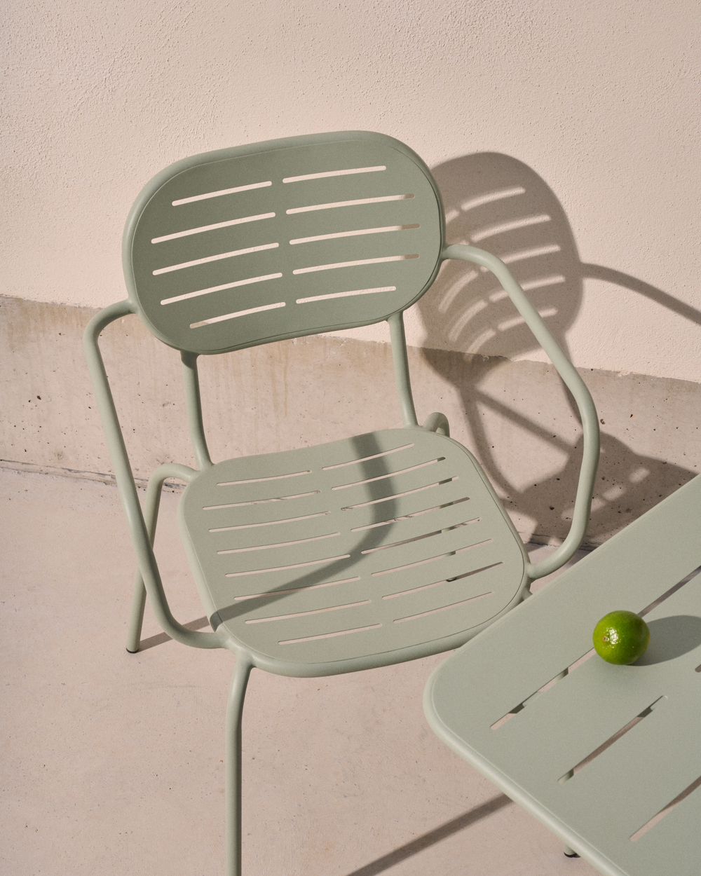 Уличный стул Brai с подлокотниками из оцинкованной стали бирюзового цвета