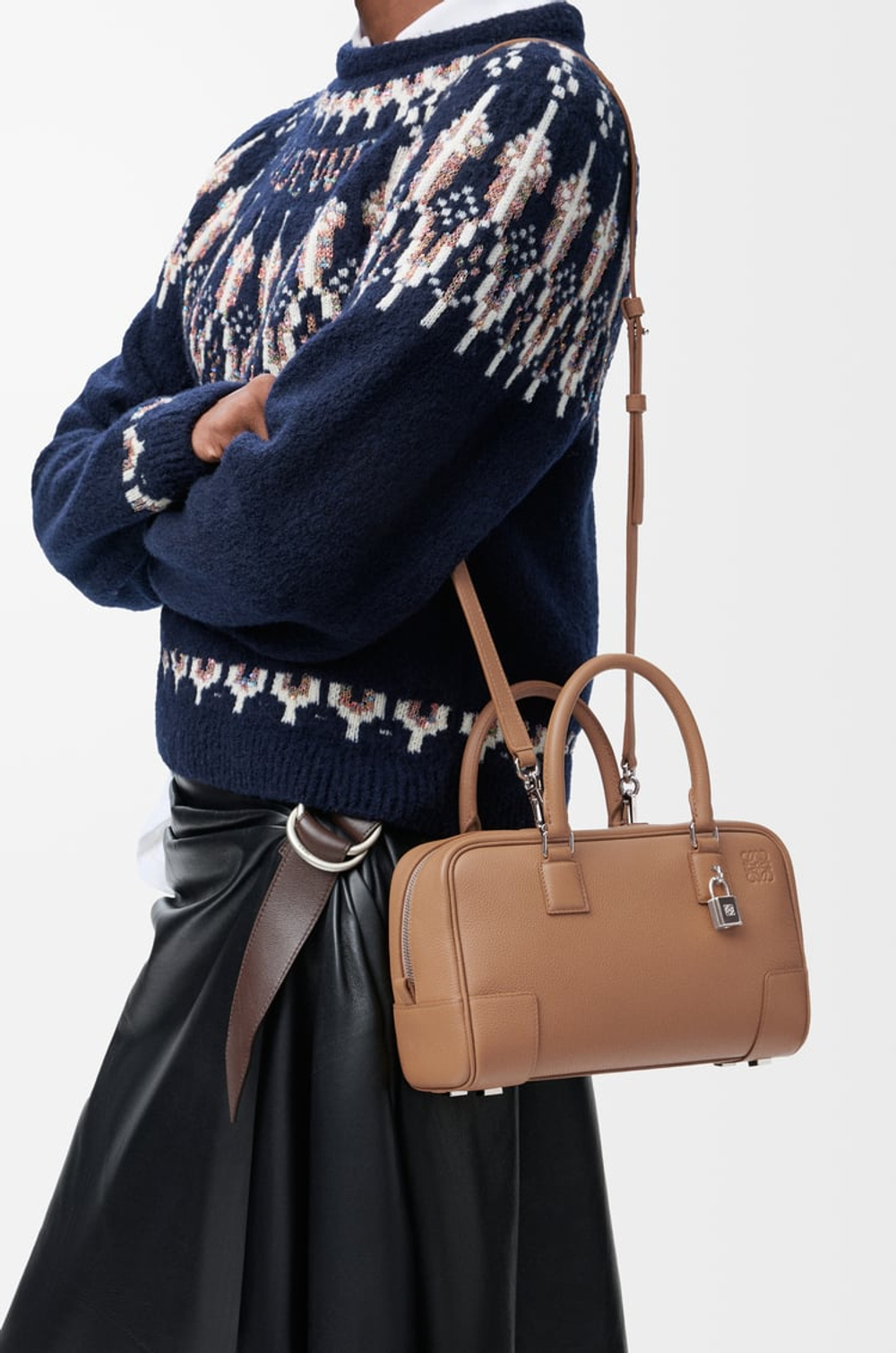Loewe Сумка Amazona 23 из мягкой зернистой телячьей кожи, мокко