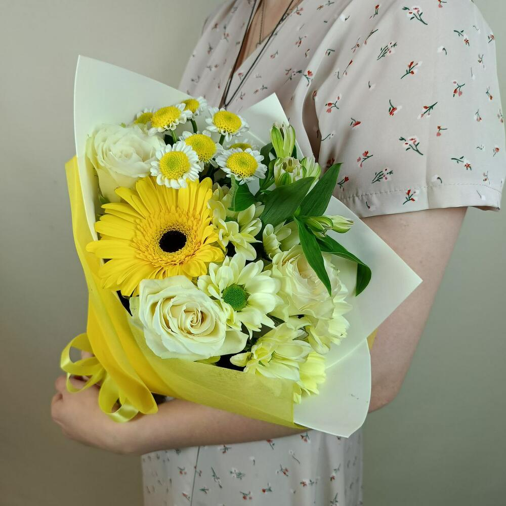 Белый желтый букет с герберой розами хризантемой и альстромерией