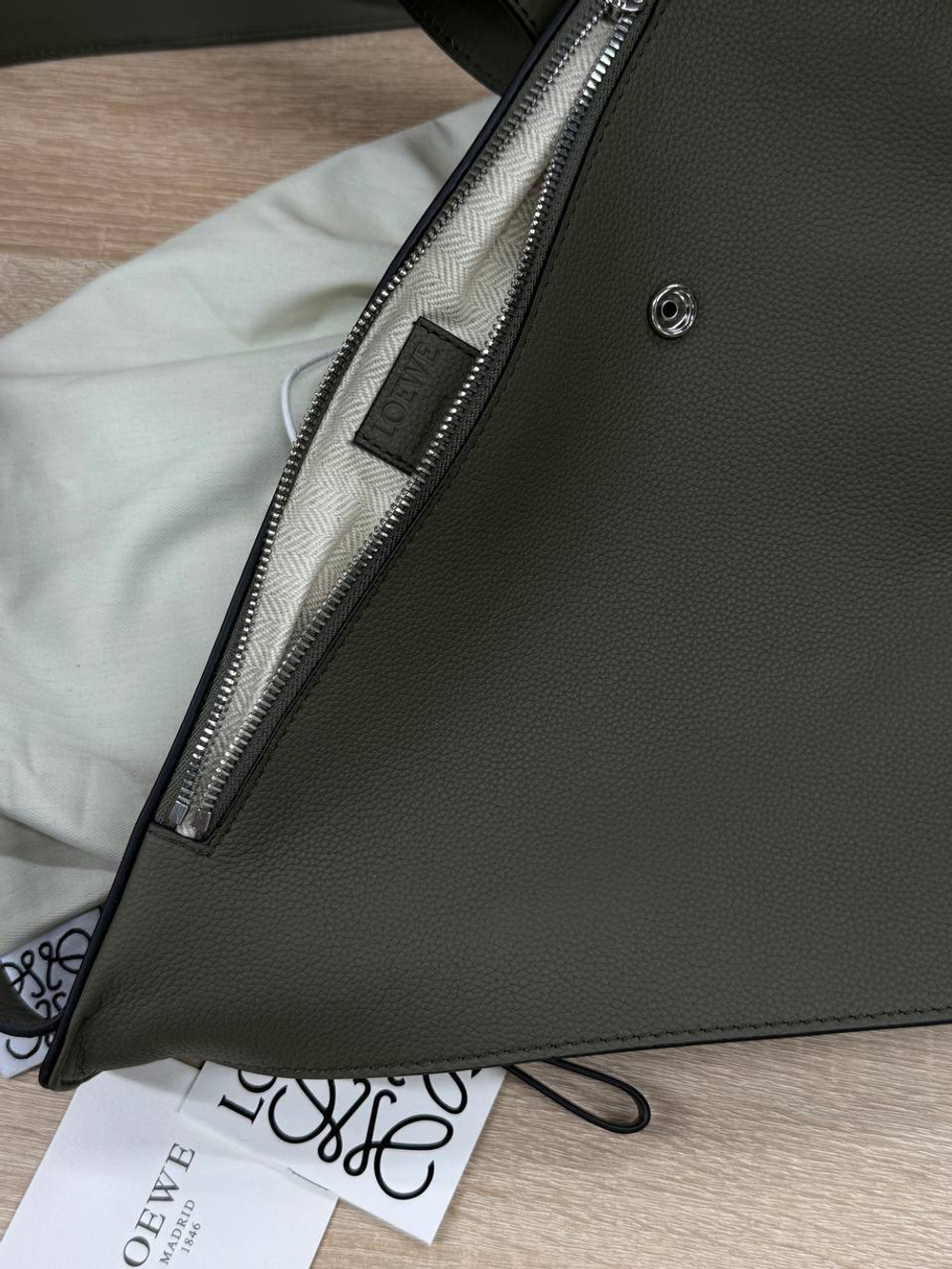 Сумка-слинг Loewe