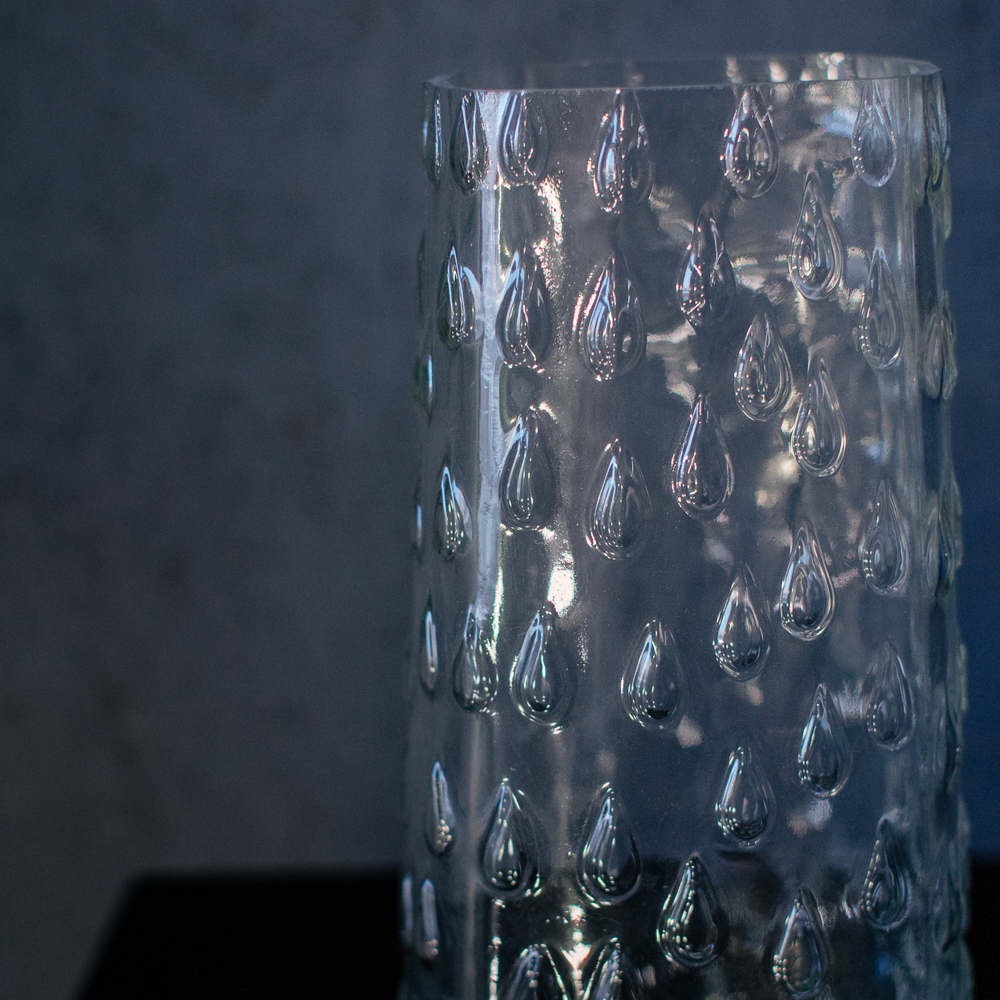 10. Вытянутая прозрачная ваза с рельефом капель