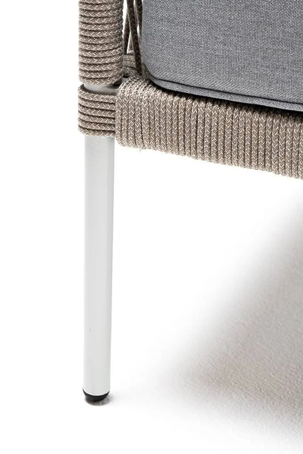 "Канны" кресло плетеное из роупа, каркас алюминий светло-серый (RAL7035) муар, роуп серый меланж круглый, ткань светло-серая