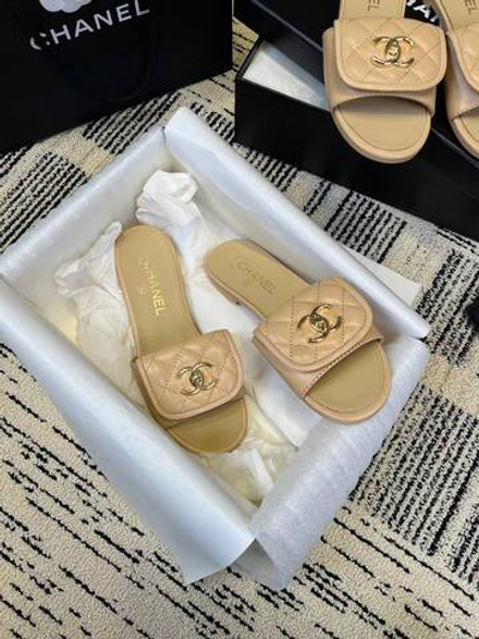 Женские шлепанцы Chanel бежевого цвета мягкие