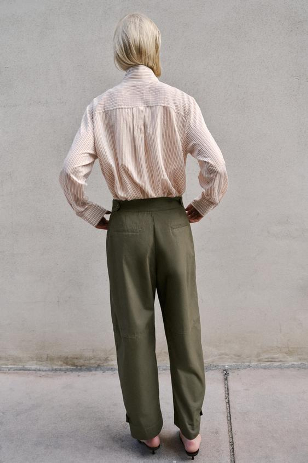 ZARA БРЮКИ BARREL СО ШЛЕВКАМИ, ТЕМНЫЙ ХАКИ