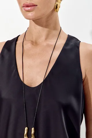 Майка из атласа с глубоким вырезом черного цвета