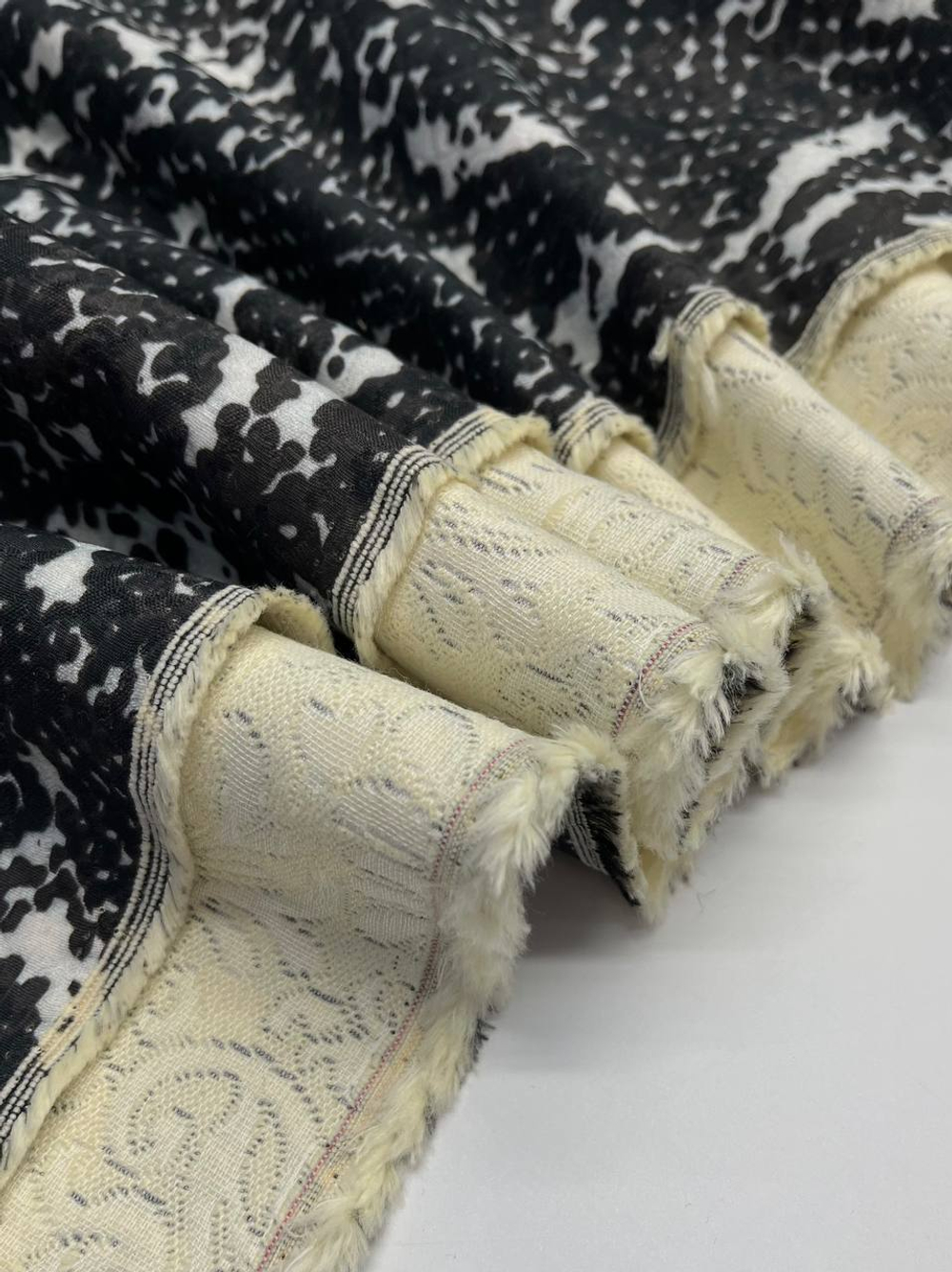 Жаккард хлопковый молочный с сине-коричневым абстрактным принтом