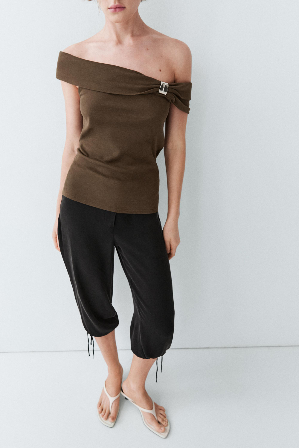 Massimo Dutti Топ с открытыми плечами и декоративным украшением, хаки