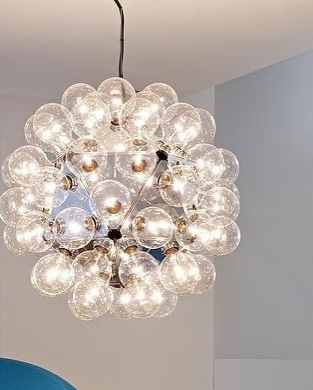 Эффектная дизайнерская люстра с прозрачными стеклянными плафонами в форме шаров ✨