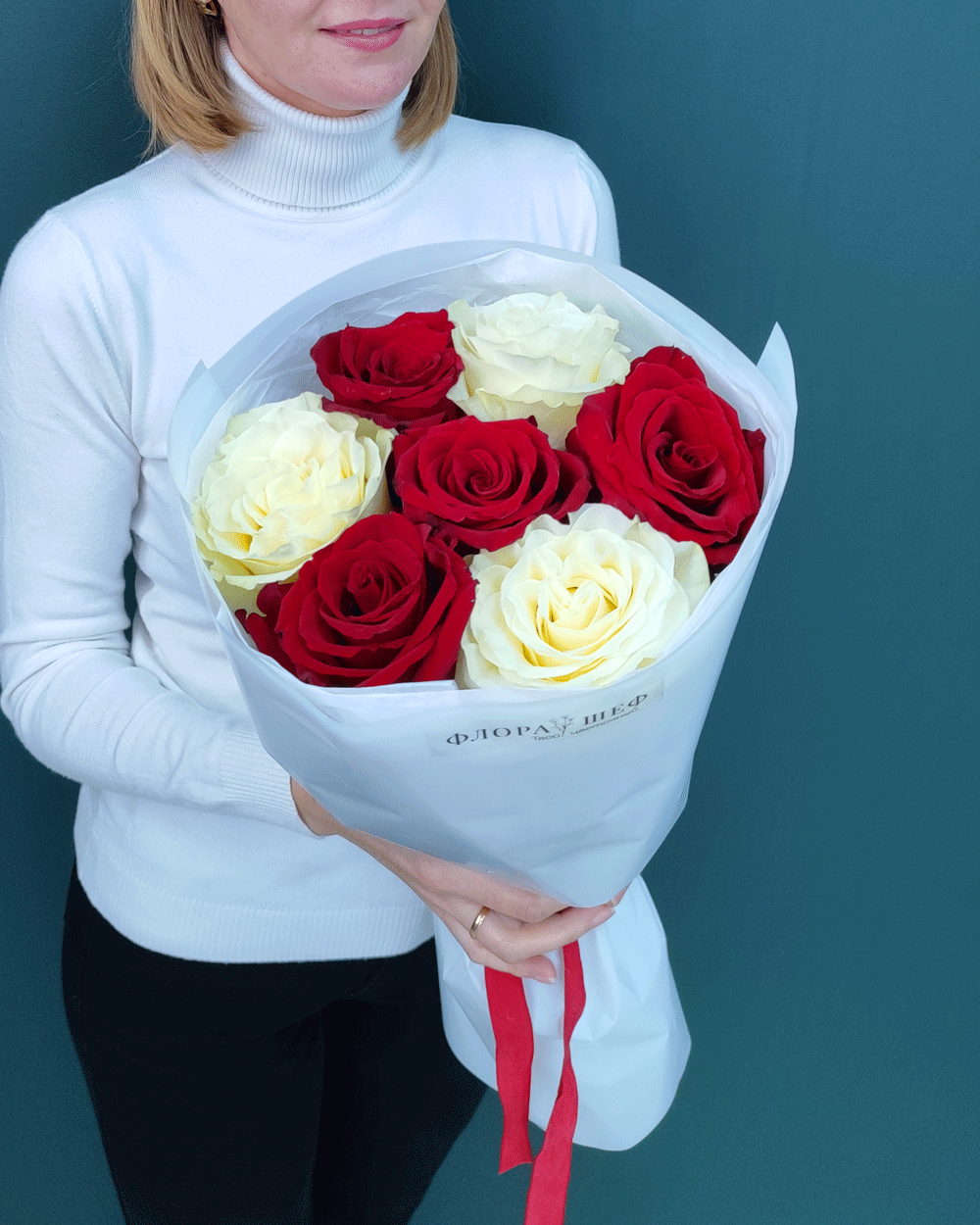 Красные и белые розы,7шт(00430)