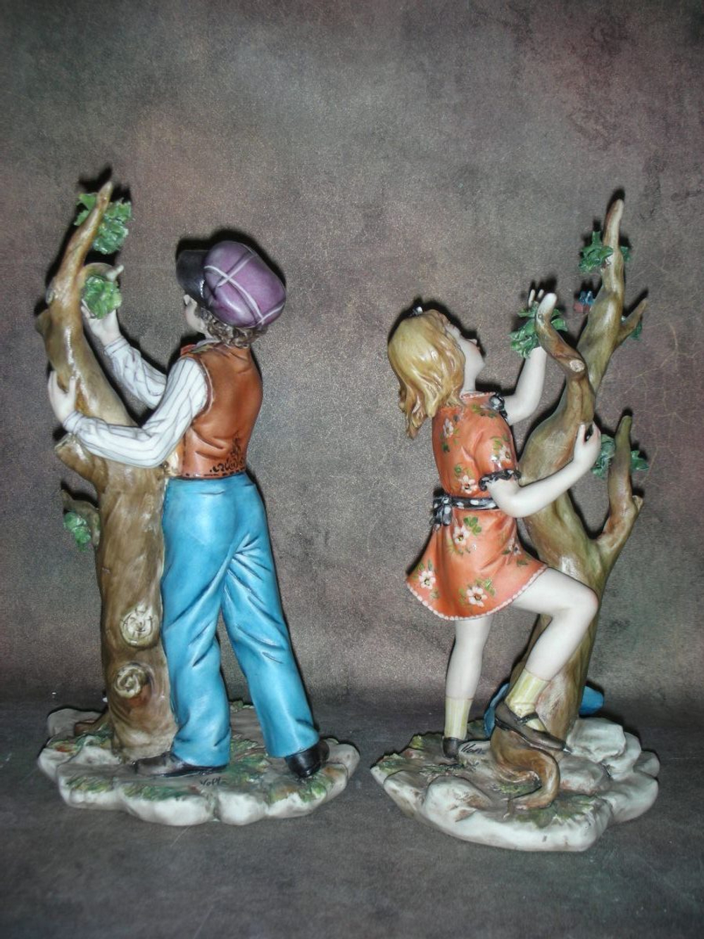 Статуэтка. Фарфор. Ученики пара. Capodimonte. Италия