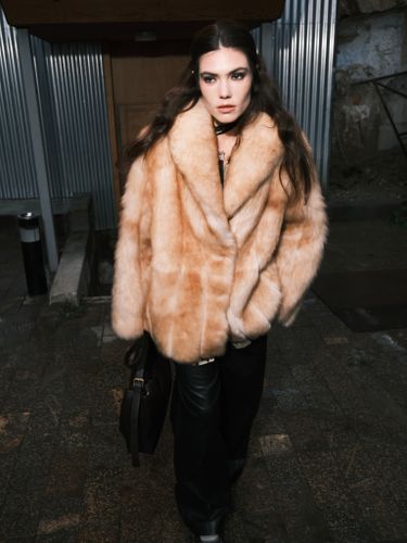 Короткая шуба из овчины и шалевым воротником