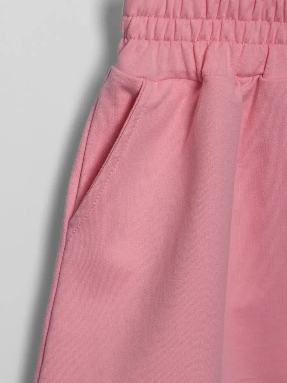 Розовый костюм для девочки с юбкой на лето