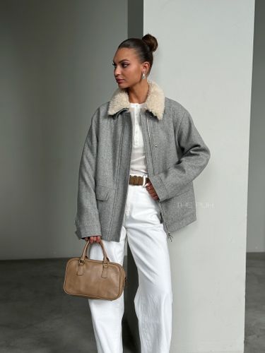 Серая куртка с меховым воротником