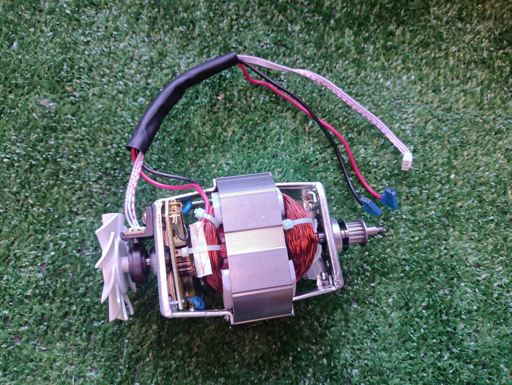 Двигатель AC8830 для кухонного комбайна BQ MX341 (с разбора)