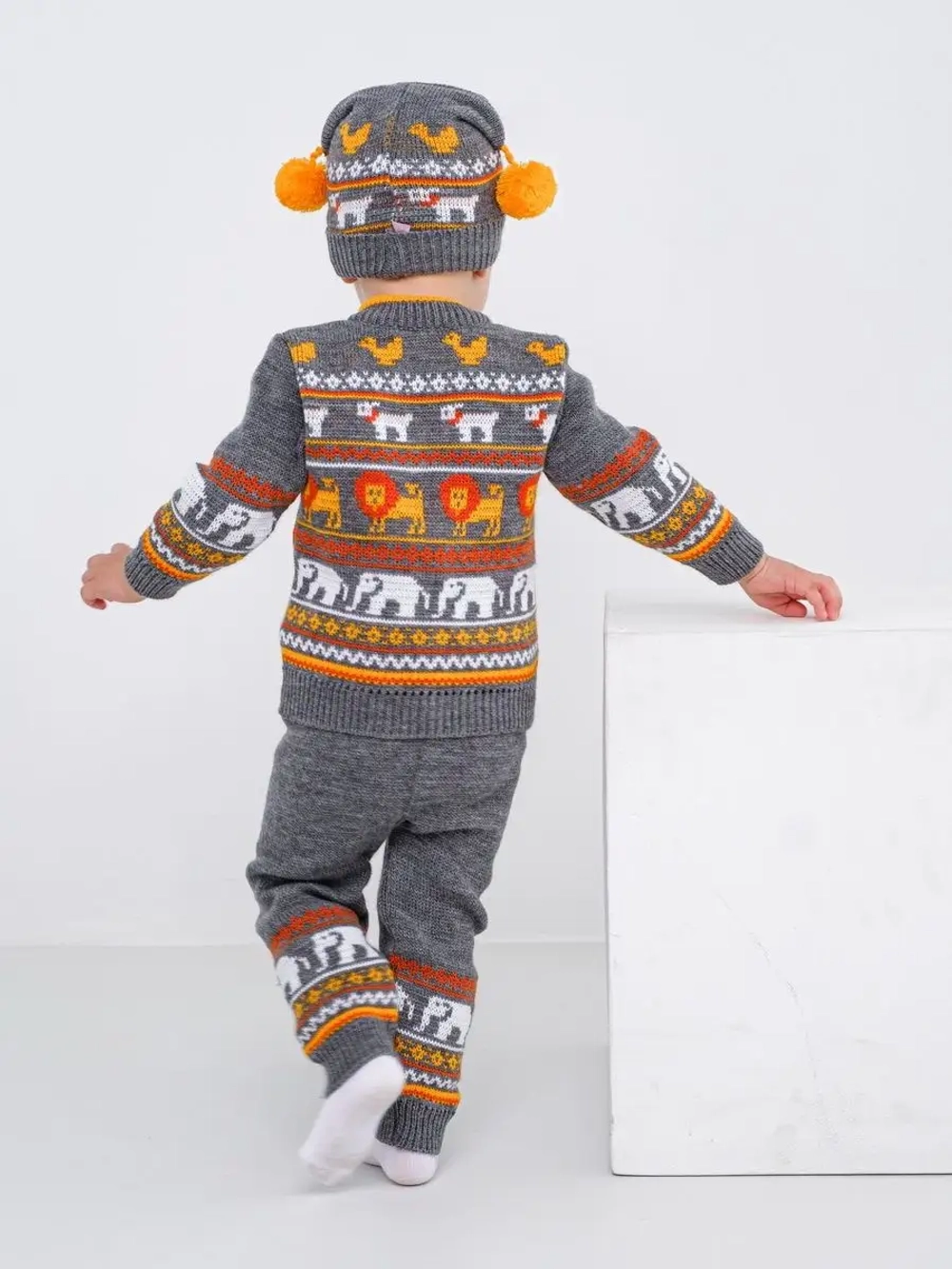 Костюм вязаный