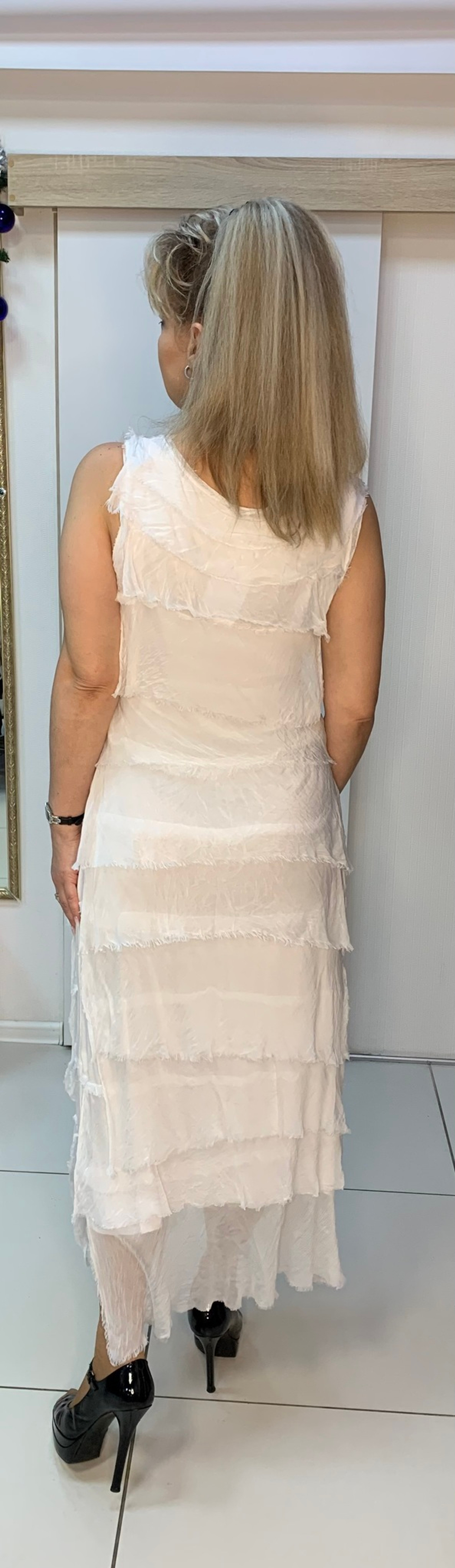 Белое платье-сарафан с шифоновой "рванкой"