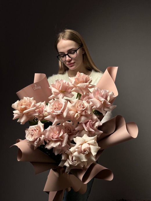 Букет из 15 бежевых французских роз в упаковке