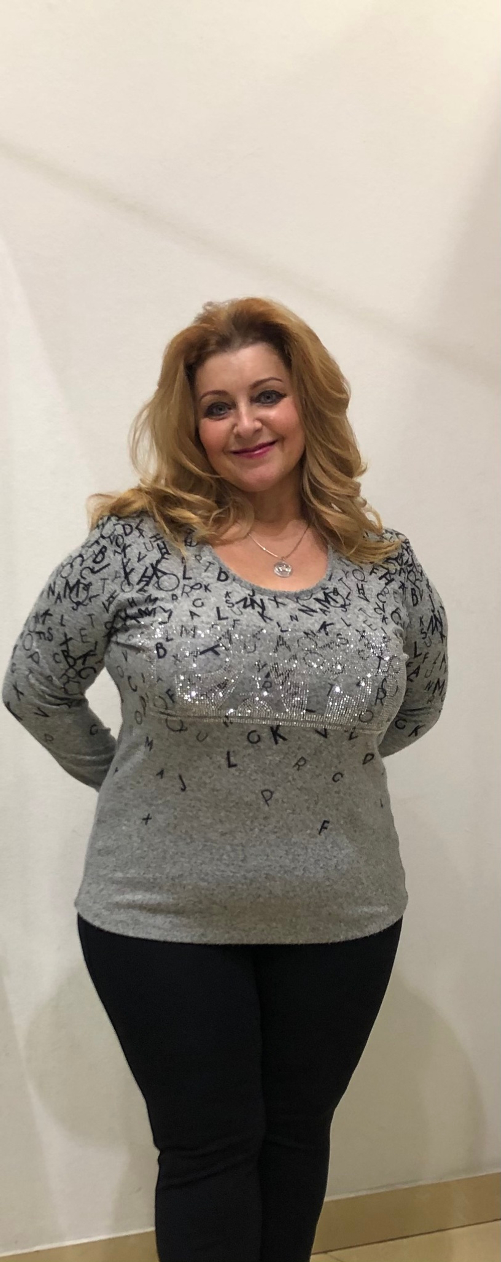 Теплый короткий джемпер серого цвета