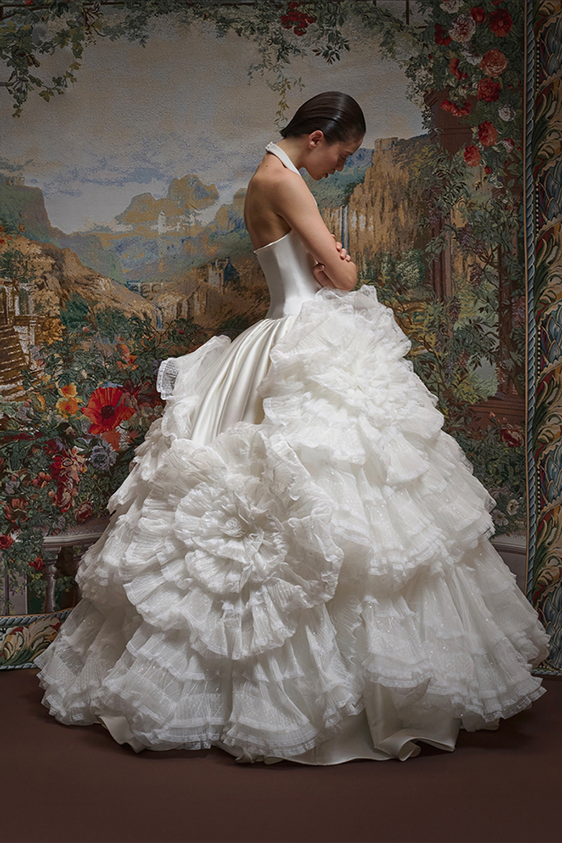 Платье макси с объемной юбкой, декорированной цветами из пайеток и кружева