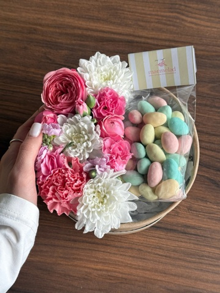 Цветочная композиция в коробке+ миндаль в белой шоколадной глазури