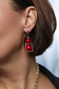 Серьги асимметричные miss Di золото с красным жемчугом Майорка