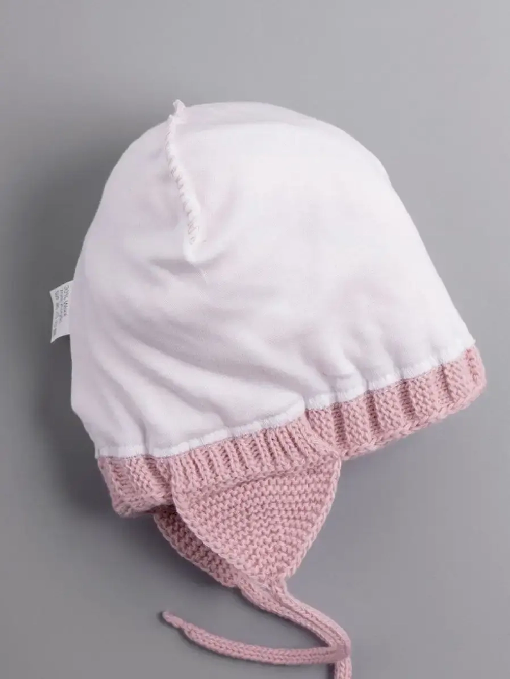 Шапка для девочки на завязках на осень