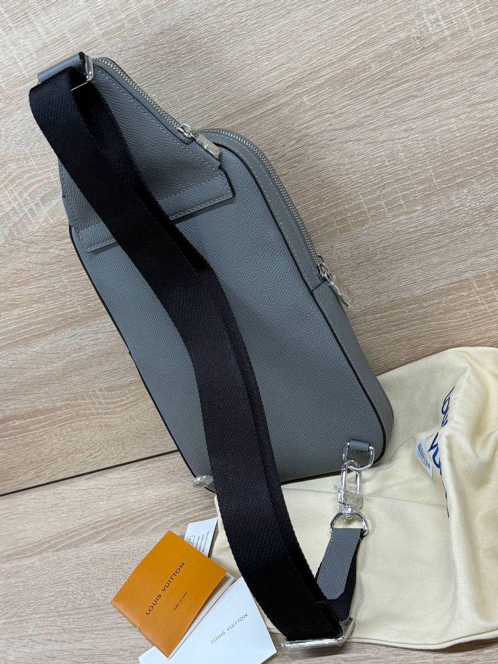 Сумка-слинг Louis Vuitton