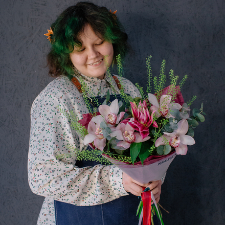 173. Стойкий ароматный букет с лилией и орхидеей