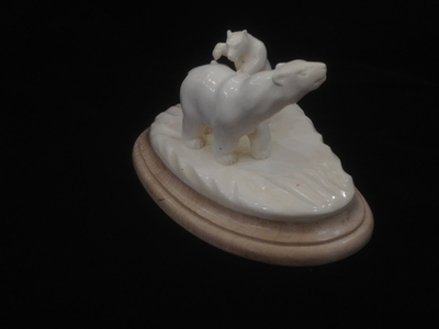 Семья белых медведей