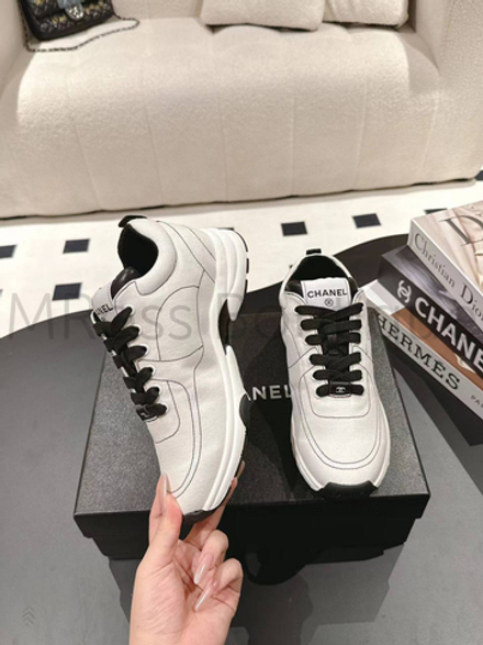 Женские кроссовки Chanel белого цвета с логотипом