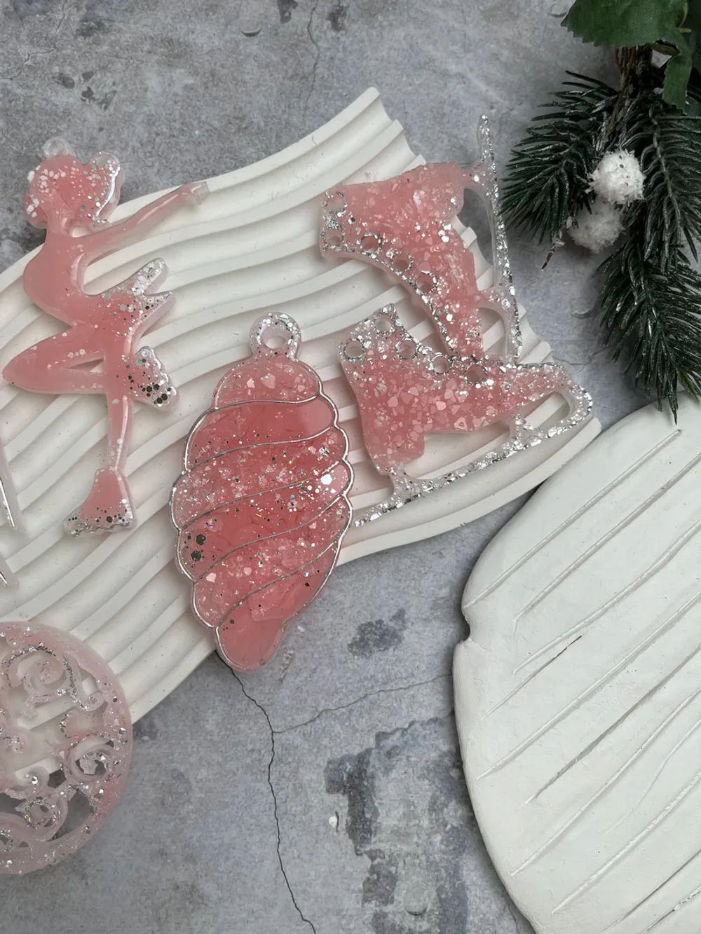 Набор новогодних елочных игрушек шар, коньки, домик